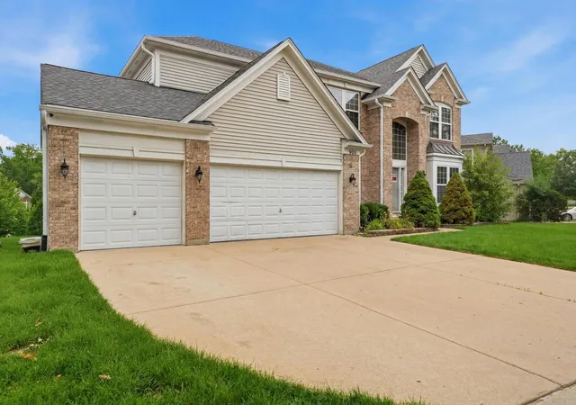2nd image of 906 Blue Ridge Dr, Streamwood, IL 60107 | MLS# 12688610