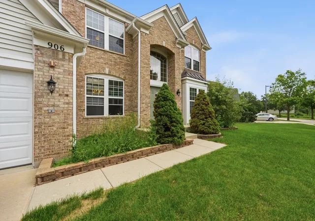 3rd image of 906 Blue Ridge Dr, Streamwood, IL 60107 | MLS# 12688610