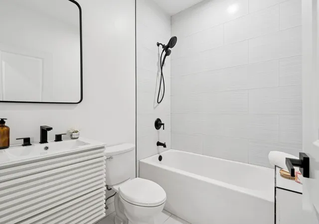 Homes for sale in Chicago, IL | 6755 N Hermitage Avenue, Chicago, IL 60626 | Houzeo