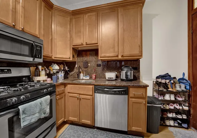 Homes for sale in Chicago, IL | 1404 W Flournoy St #1, Chicago, IL 60607 | MLS# 12688668