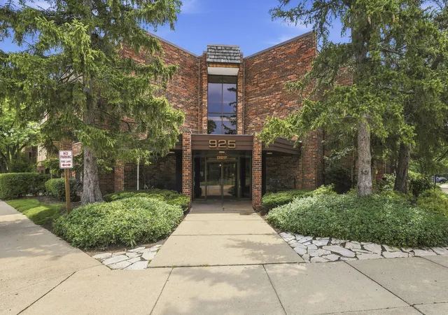 Homes for sale in Northbrook, IL | 925 Spring Hill Dr #212, Northbrook, IL 60062 | MLS# 12688701