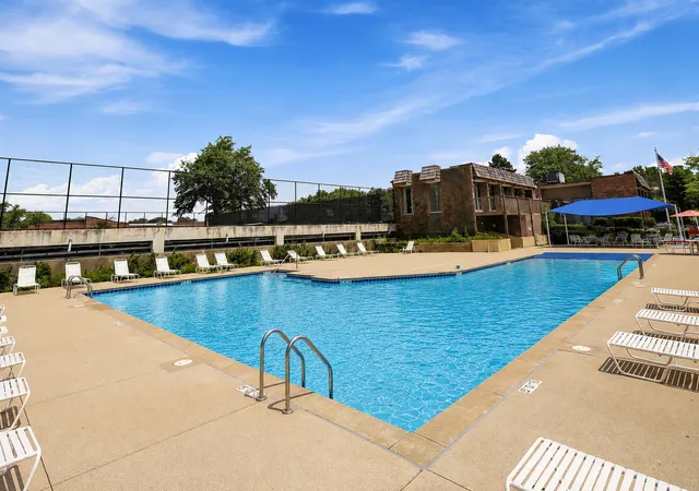 Homes for sale in Northbrook, IL | 925 Spring Hill Drive, Northbrook, IL 60062 | Houzeo
