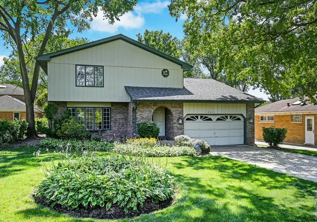 Homes for sale in Hinsdale, IL | 5631 S Elm St, Hinsdale, IL 60521 | MLS# 12688728