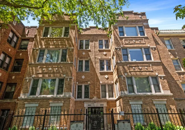 Homes for sale in Chicago, IL | 6808 S Paxton Ave #2N, Chicago, IL 60649 | MLS# 12688729