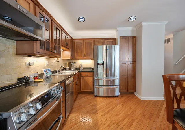 Listing Photo 4 - Condo for sale in building located at 443 Partridge Ln, Deerfield, IL 60015 - Unit #443