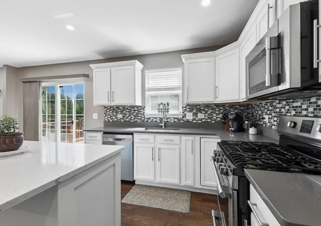 Photo 4 of Single family home for sale at 17054 S Neuberry Ridge Ct, Lockport, IL 60441 | MLS# 12688865 | Listing updated on 2026-10-10