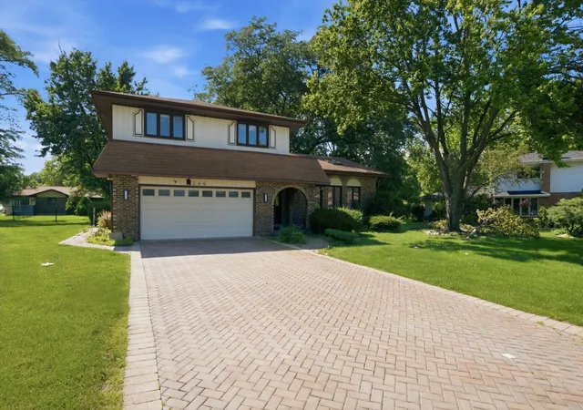 Photo 3 of Single family home for sale at 346 Butternut Dr, Wood Dale, IL 60191 | MLS# 12688875 | Listing updated on 2026-09-19
