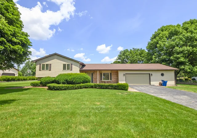 Photo 2 of Single family home for sale at 24662 W Red Oak Ln, Shorewood, IL 60404 | MLS# 12688919 | Listing updated on 2026-09-11