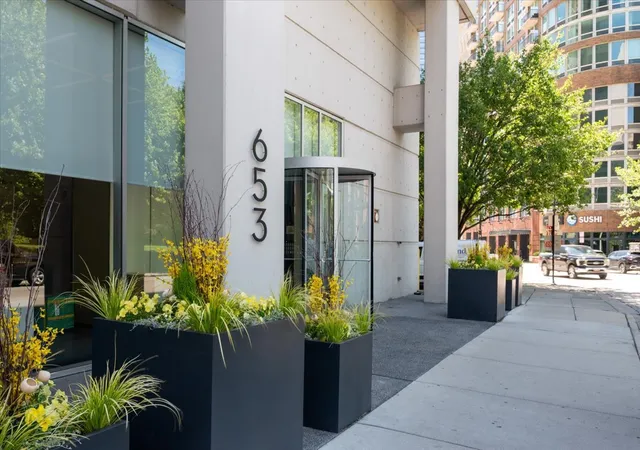 4th image of 653 N Kingsbury St, Chicago, IL 60654