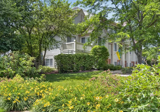 Homes for sale in Cary, IL | 340 New Haven Drive, Cary, IL 60013 | Houzeo