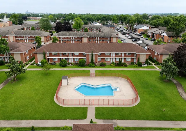 2nd image of 1105 Holiday Ln, Des Plaines, IL 60016