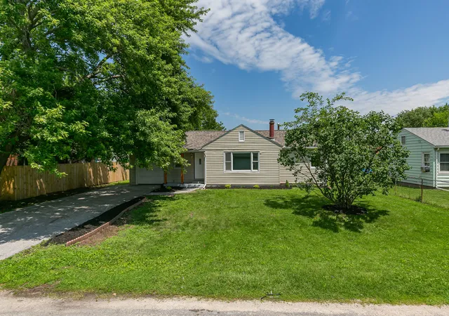 Homes for sale in East Moline, IL | 307 33rd Ave, East Moline, IL 61244 | MLS# 12689036