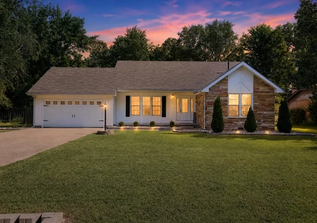 Photo 1 of Single family home for sale at 1004 E Illinois St, Marion, IL 62959 | MLS# 12689073 | Listing updated on 2026-09-14