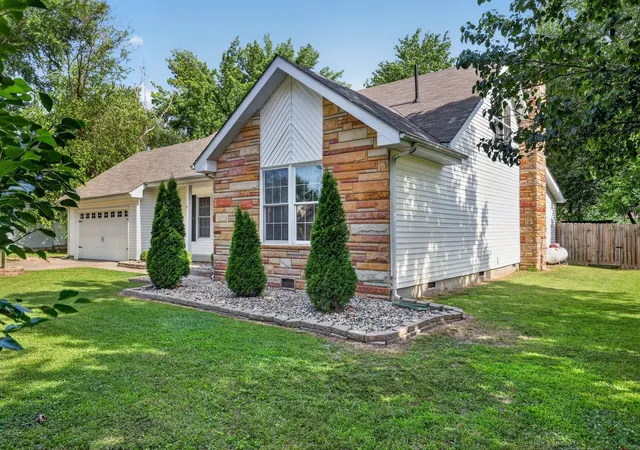2nd image of 1004 E Illinois St, Marion, IL 62959 | MLS# 12689073