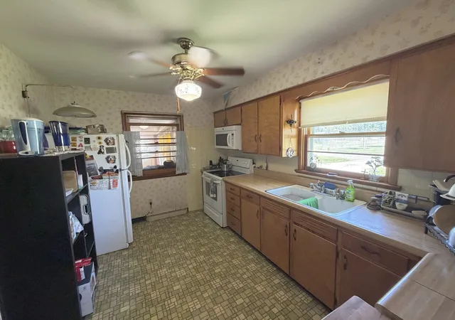 3rd image of 1 Charles Dr, Centralia, IL 62801 | MLS# 12689154