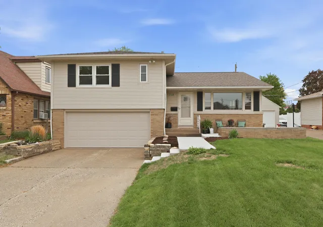 Homes for sale in Moline, IL | 2528 28th St, Moline, IL 61265 | MLS# 12689188