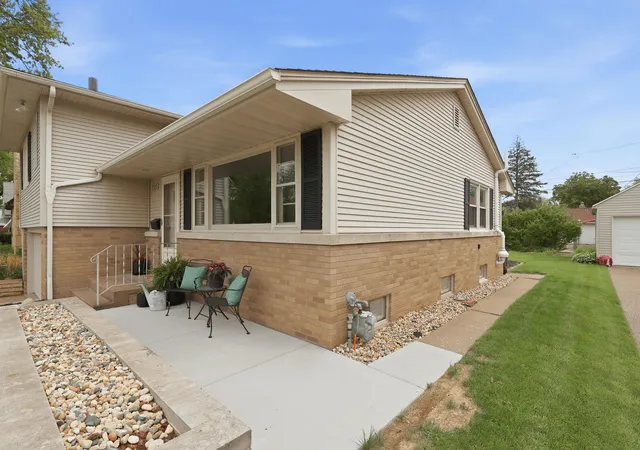 Homes for sale in Moline, IL | 2528 28Th St, Moline, IL 61265 | MLS# 12689188