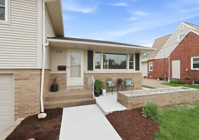 Homes for sale in Moline, IL | 2528 28Th St, Moline, IL 61265 | MLS# 12689188