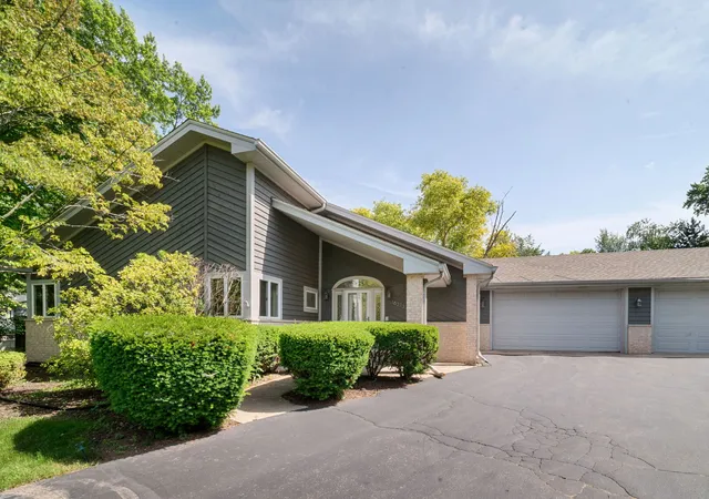 Homes for sale in Lincolnshire, IL | 16373 W Menna Ln, Lincolnshire, IL 60069 | MLS# 12689249