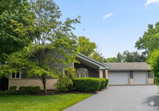 Homes for sale in Lincolnshire, IL | 16373 W Menna Ln, Lincolnshire, IL 60069 | MLS# 12689249