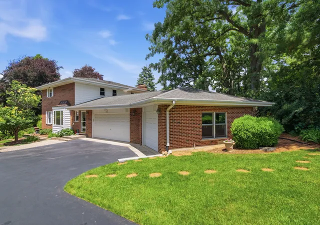 3rd image of 1065 Barneswood Dr, Downers Grove, IL 60515 | MLS# 12689279