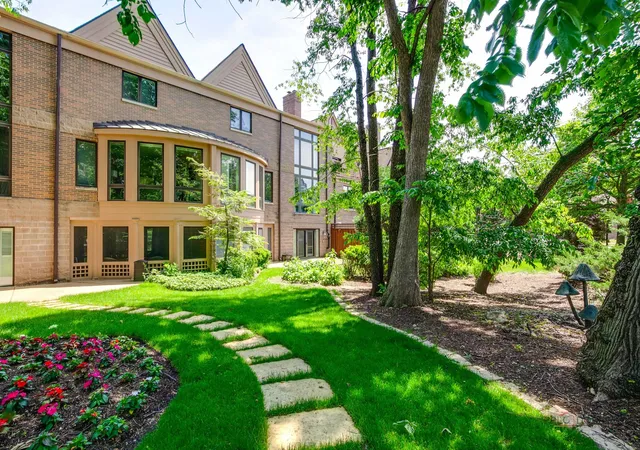 Homes for sale in Hinsdale, IL | 1302 Hawthorne Ln #1302, Hinsdale, IL 60521 | MLS# 12689288