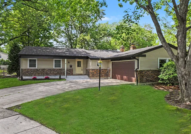 Homes for sale in Arlington Heights, IL | 1704 S Highland Ave, Arlington Heights, IL 60005 | MLS# 12689341