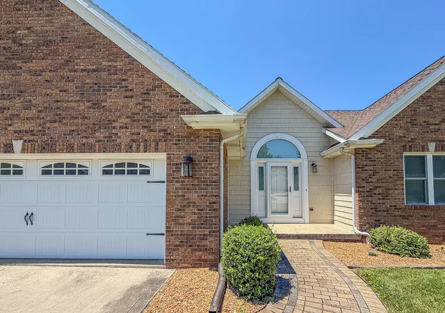 Photo 2 of Single family home for sale at 17 Lafayette Meadow, Mattoon, IL 61938 | MLS# 12689405 | Listing updated on 2026-08-23