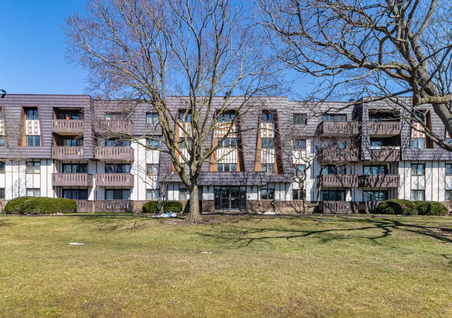 Homes for sale in Lake Bluff, IL | 13200 W Heiden Cir #2111, Lake Bluff, IL 60044 | MLS# 12689428