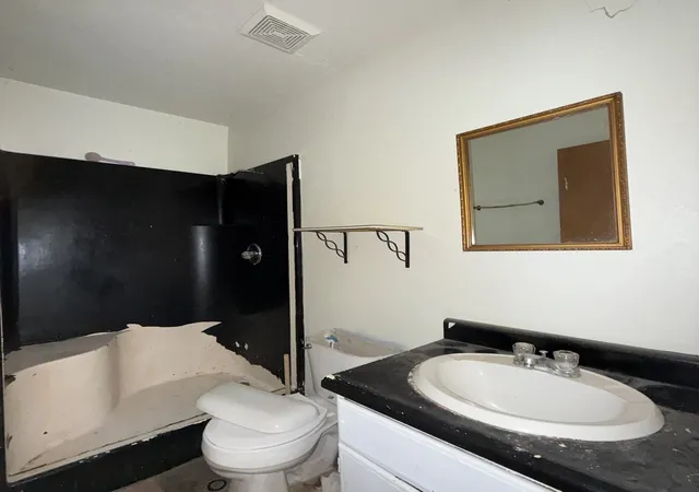 Listing Photo 2 - Condo for sale in building located at 114 Clark St, Harrisburg, IL 62946