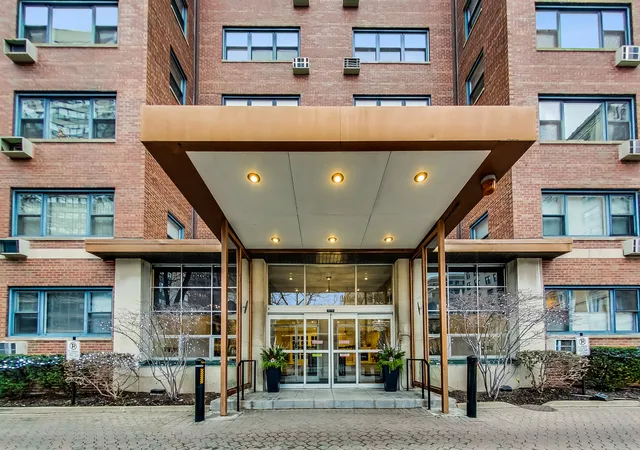 3rd image of 2909 N Sheridan Rd #114, Chicago, IL 60657 | MLS# 12689449