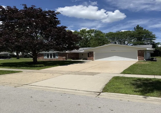 2nd image of 920 Eden Dr, Schaumburg, IL 60195 | MLS# 12689462
