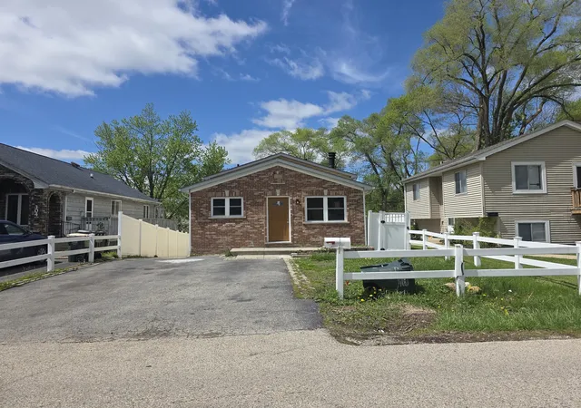 Homes for sale in Round Lake Park, IL | 306 Brierhill Dr, Round Lake Park, IL 60073 | MLS# 12689577