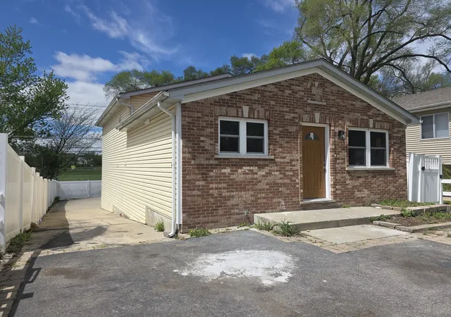 Homes for sale in Round Lake Park, IL | 306 Brierhill Dr, Round Lake Park, IL 60073 | MLS# 12689577