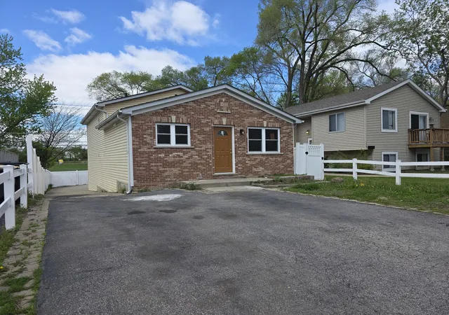 Homes for sale in Round Lake Park, IL | 306 Brierhill Dr, Round Lake Park, IL 60073 | MLS# 12689577