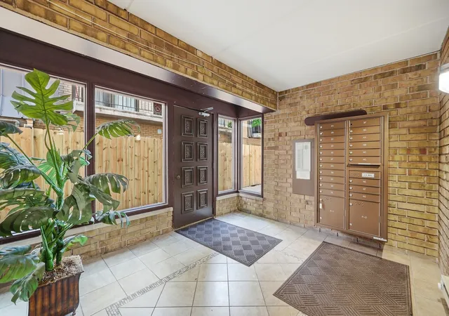 Homes for sale in Chicago, IL | 6233 N Niagara Avenue, Chicago, IL 60631 | Houzeo
