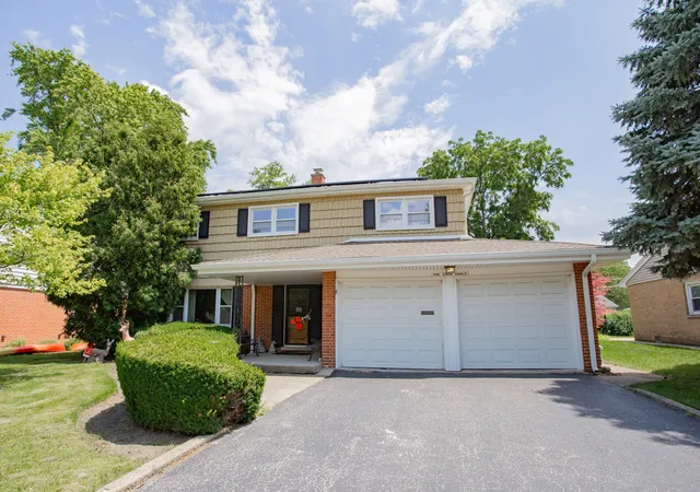 Photo 2 of Single family home for sale at 5 S Donald Ave, Arlington Heights, IL 60004 | MLS# 12689715 | Listing updated on 2026-09-24