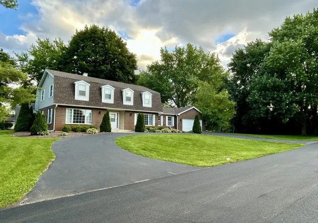 3rd image of 10S450 Windjammer Ln, Naperville, IL 60564 | MLS# 12689790