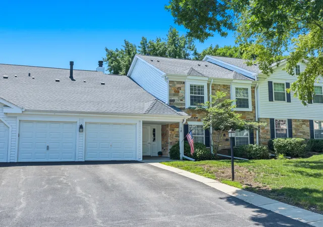 Homes for sale in Schaumburg, IL | 18 Waterbury Ln #L2, Schaumburg, IL 60193 | MLS# 12689801