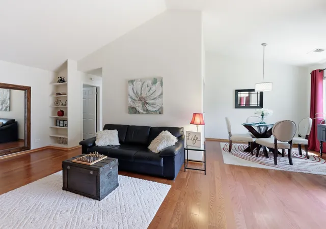 Homes for sale in Schaumburg, IL | 18 Waterbury Ln, Schaumburg, IL 60193