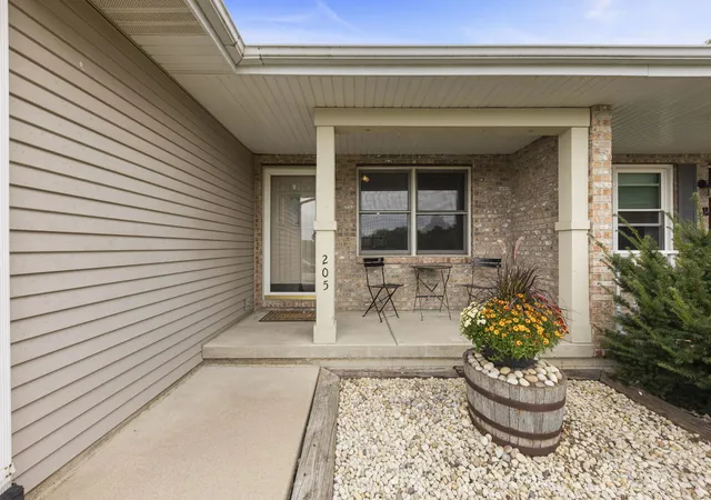 Listing Photo 4 - Condo for sale in building located at 205 Suzy Ct, Plano, IL 60545