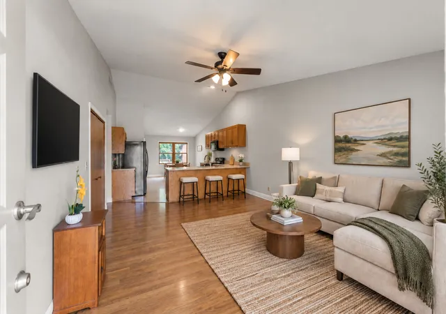 Listing Photo 5 - Condo for sale in building located at 205 Suzy Ct, Plano, IL 60545