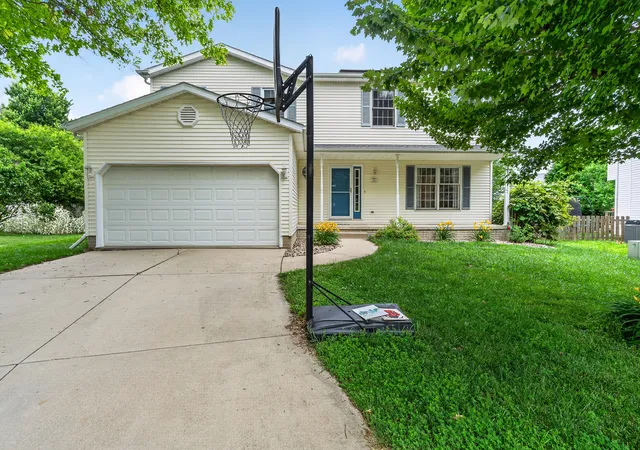 Homes for sale in Normal, IL | 1410 Boyne Ct, Normal, IL 61761 | MLS# 12689887