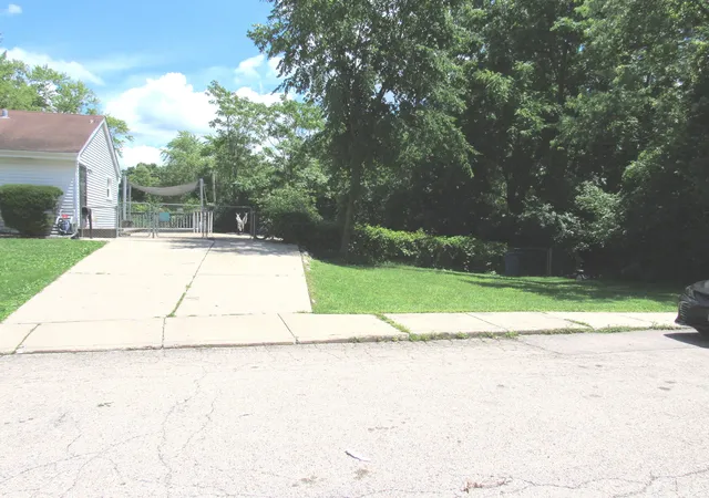 2nd image of 421 Hoover Dr, Carpentersville, IL 60110 | MLS# 12689889