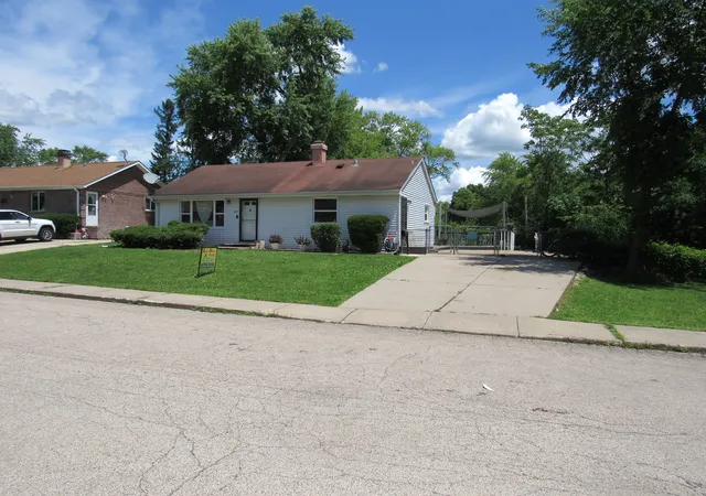 3rd image of 421 Hoover Dr, Carpentersville, IL 60110 | MLS# 12689889