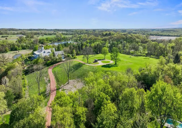 5th image of 241 Otis Rd, Barrington Hills, IL 60010 | MLS# 12689898