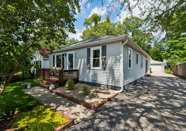 Homes for sale in Wauconda, IL | 812 Lake Shore Dr, Wauconda, IL 60084 | MLS# 12690000