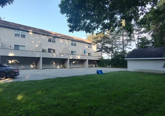 Homes for sale in Roscoe, IL | 11702 Parkway Dr, Roscoe, IL 61073 | MLS# 12690081