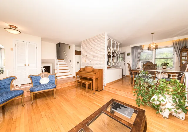 5th image of 1469 Webster Ln, Des Plaines, IL 60018 | MLS# 12690090