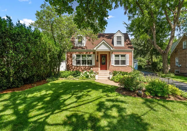 Homes for sale in Hinsdale, IL | 725 N County Line Rd, Hinsdale, IL 60521 | MLS# 12690318